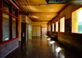 Un portar a fost concediat după 17 ani de muncă, când s-a aflat că locuia de 6 luni într-o școală: „Nu aveam unde merge”