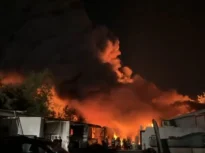 Incendiu cu flăcări uriașe în București. O hală a luat foc, a fost emis RO-Alert din cauza fumului dens (Video)
