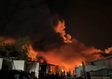 Incendiu cu flăcări uriașe în București. O hală a luat foc, a fost emis RO-Alert din cauza fumului dens (Video)