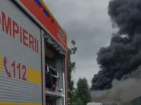 UPDATE – Incendiu în apropierea Rafinăriei Lukoil din Ploiești/ Focul a cuprins o hală unde sunt depozitate substanțe inflamabile/ Suprafața afectată este de 1.500 de metri pătrați – VIDEO