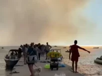 Halkidiki, în flăcări în plin sezon turistic. Sute de oameni evacuați pe mare. Pericolul rămâne ridicat și vineri, când vântul poate trece de 100 km/h (Video)