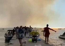 Halkidiki, în flăcări în plin sezon turistic. Sute de oameni evacuați pe mare. Pericolul rămâne ridicat și vineri, când vântul poate trece de 100 km/h (Video)