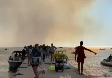 Halkidiki, în flăcări în plin sezon turistic. Sute de oameni evacuați pe mare. Pericolul rămâne ridicat și vineri, când vântul poate trece de 100 km/h (Video)