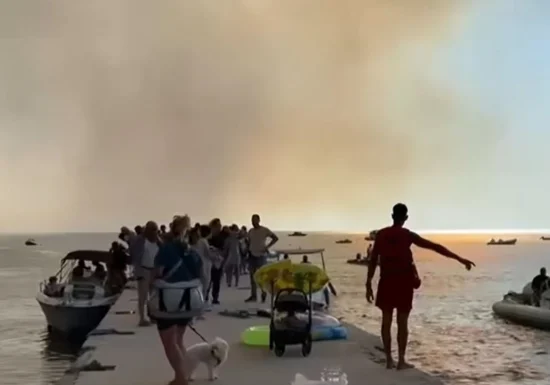 Halkidiki, în flăcări în plin sezon turistic. Sute de oameni evacuați pe mare. Pericolul rămâne ridicat și vineri, când vântul poate trece de 100 km/h (Video)