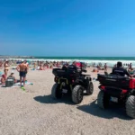 Jandarmii au dat amenzi pe plajele din Eforie, după ce turiștii au intrat în valurile de doi metri (Video)