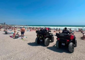 Jandarmii au dat amenzi pe plajele din Eforie, după ce turiștii au intrat în valurile de doi metri (Video)