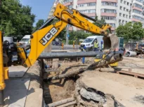 Peste 70 km de rețele subterane sunt modernizate în Capitală odată cu liniile de tramvai. Ciucu preferă ca lucrările să dureze mai mult, dar să fie făcute bine