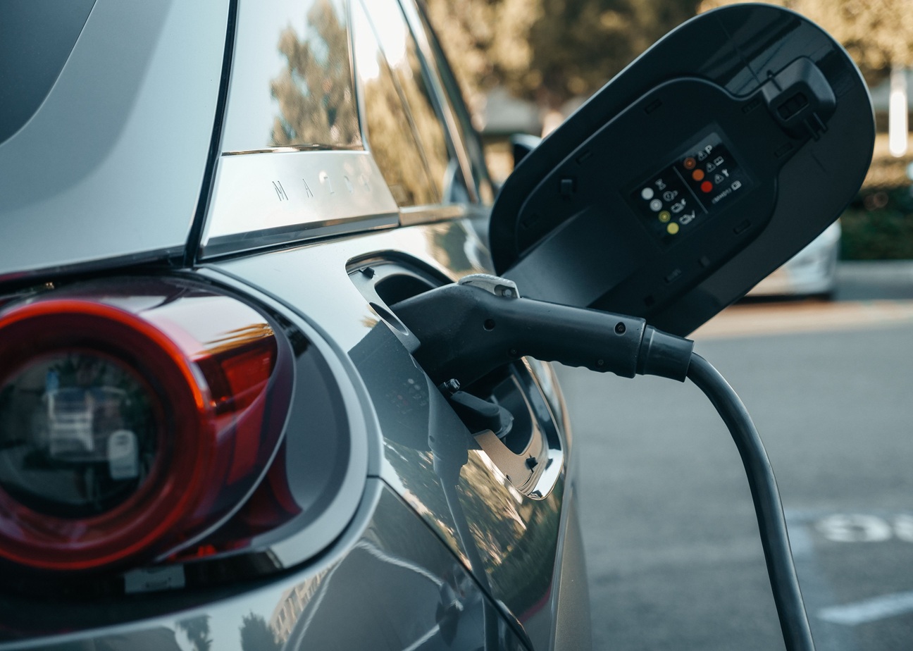 Marea Britanie introduce din 2028 taxa eVED pentru mașinile electrice