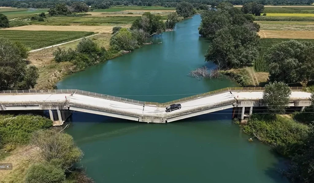 Imagini șocante din Grecia: Șoferii continuă să circule pe un pod prăbușit de 3 ani (Video)