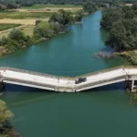 Imagini șocante din Grecia: Șoferii continuă să circule pe un pod prăbușit de 3 ani (Video)