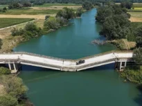 Imagini șocante din Grecia: Șoferii continuă să circule pe un pod prăbușit de 3 ani (Video)