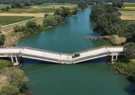 Imagini șocante din Grecia: Șoferii continuă să circule pe un pod prăbușit de 3 ani (Video)