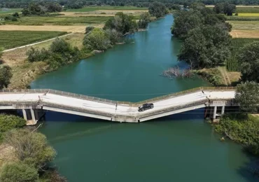 Imagini șocante din Grecia: Șoferii continuă să circule pe un pod prăbușit de 3 ani (Video)