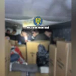 15 migranți, găsiți ascunși într-un TIR care transporta apă și șervețele. Cum intrau în remorcă fără să rupă sigiliul (Video)