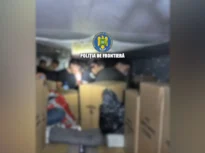 15 migranți, găsiți ascunși într-un TIR care transporta apă și șervețele. Cum intrau în remorcă fără să rupă sigiliul (Video)