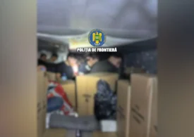 15 migranți, găsiți ascunși într-un TIR care transporta apă și șervețele. Cum intrau în remorcă fără să rupă sigiliul (Video)