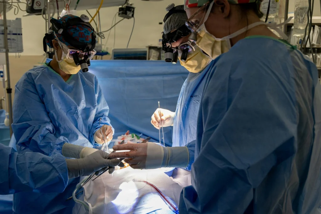 Prima operație din lume în care a fost extirpată o tumoare cerebrală folosind AI în timp real
