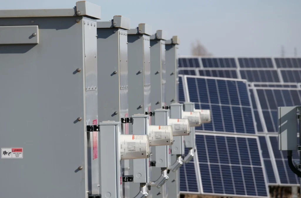 Stocarea energiei ne poate salva. Dar bateriile au și un risc