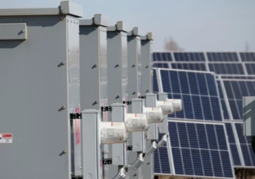 Stocarea energiei ne poate salva. Dar bateriile au și un risc
