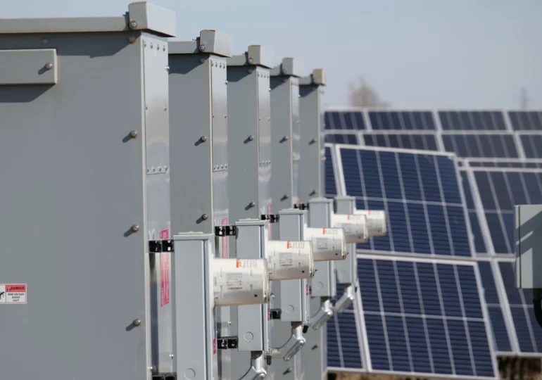 Stocarea energiei ne poate salva. Dar bateriile au și un risc