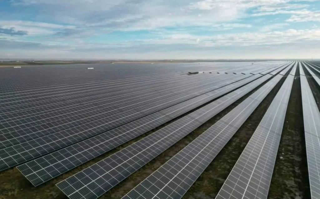 În România se construiește cel mai mare parc solar din Europa: Va furniza energie pentru aproape un milion de oameni
