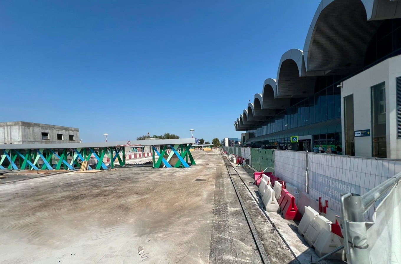 Imagine asociată subiectului: Parcarea de la Terminalul Sosiri al Aeroportului Otopeni se închide pentru modernizare