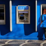 Rușii își scot banii din bănci și îi pun „la saltea”. Se tem că Putin le-ar putea confisca economiile