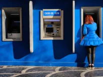 Rușii își scot banii din bănci și îi pun „la saltea”. Se tem că Putin le-ar putea confisca economiile