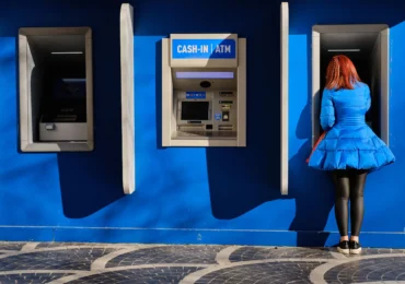 Rușii își scot banii din bănci și îi pun „la saltea”. Se tem că Putin le-ar putea confisca economiile