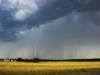 Vremea se schimbă brusc: 37 de grade în sud, apoi ploi torențiale, vijelii și grindină