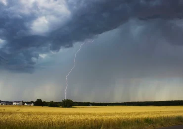 Vremea se schimbă brusc: 37 de grade în sud, apoi ploi torențiale, vijelii și grindină