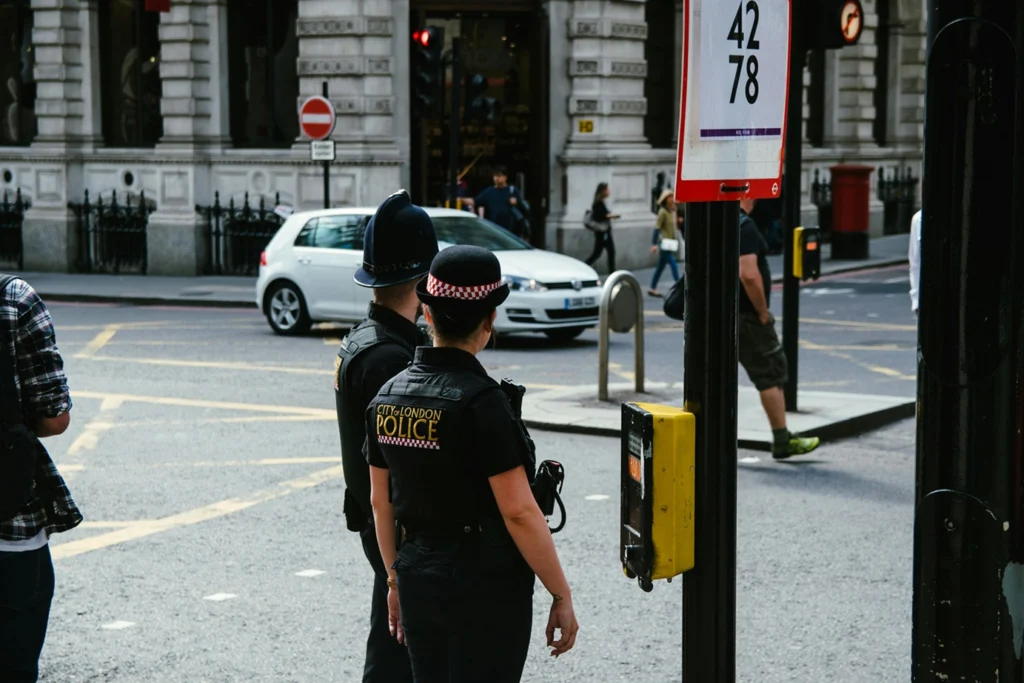 Atac cu foarfece la Londra: O femeie a rănit patru bărbați (Video)