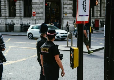 Atac cu foarfece la Londra: O femeie a rănit patru bărbați (Video)
