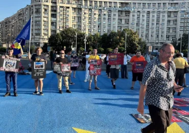 Manifestație în Piața Victoriei, la 8 ani de la protestul din 10 August (Foto & Video). Oana Gheorghiu, „săgeți” către PSD: Nu vom uita. Va veni ziua în care veți plăti