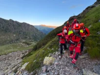 Un bărbat de 84 de ani s-a rătăcit pe Vârful Moldoveanu după ce familia l-a lăsat singur pe munte