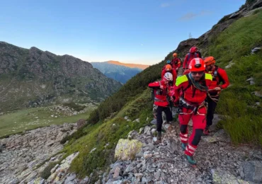 Un bărbat de 84 de ani s-a rătăcit pe Vârful Moldoveanu după ce familia l-a lăsat singur pe munte