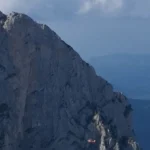 Salvare la limita posibilului în Bucegi: Coborât din elicopter într-o grotă, prins de stâncă înainte ca ceața să înghită muntele (Video)