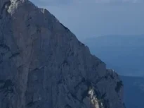 Salvare la limita posibilului în Bucegi: Coborât din elicopter într-o grotă, prins de stâncă înainte ca ceața să înghită muntele (Video)