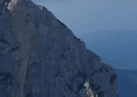Salvare la limita posibilului în Bucegi: Coborât din elicopter într-o grotă, prins de stâncă înainte ca ceața să înghită muntele (Video)