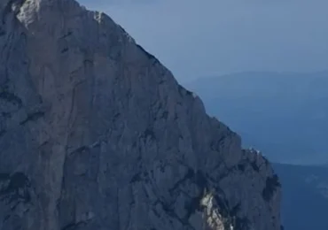Salvare la limita posibilului în Bucegi: Coborât din elicopter într-o grotă, prins de stâncă înainte ca ceața să înghită muntele (Video)