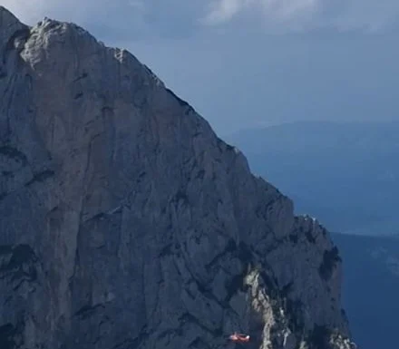 Salvare la limita posibilului în Bucegi: Coborât din elicopter într-o grotă, prins de stâncă înainte ca ceața să înghită muntele (Video)