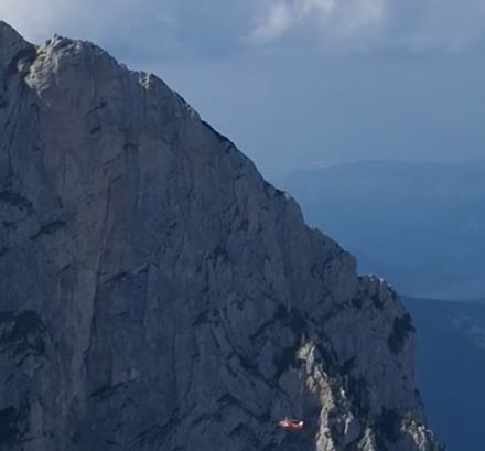 Salvare la limita posibilului în Bucegi: Coborât din elicopter într-o grotă, prins de stâncă înainte ca ceața să înghită muntele (Video)