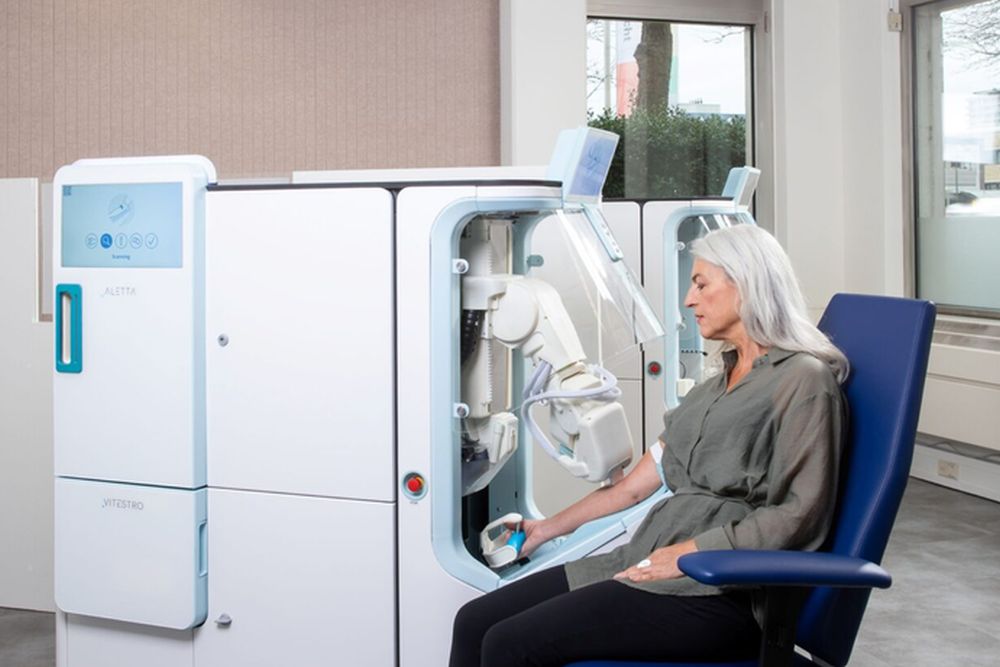 SUA autorizează primul robot independent care recoltează sânge de la pacienți