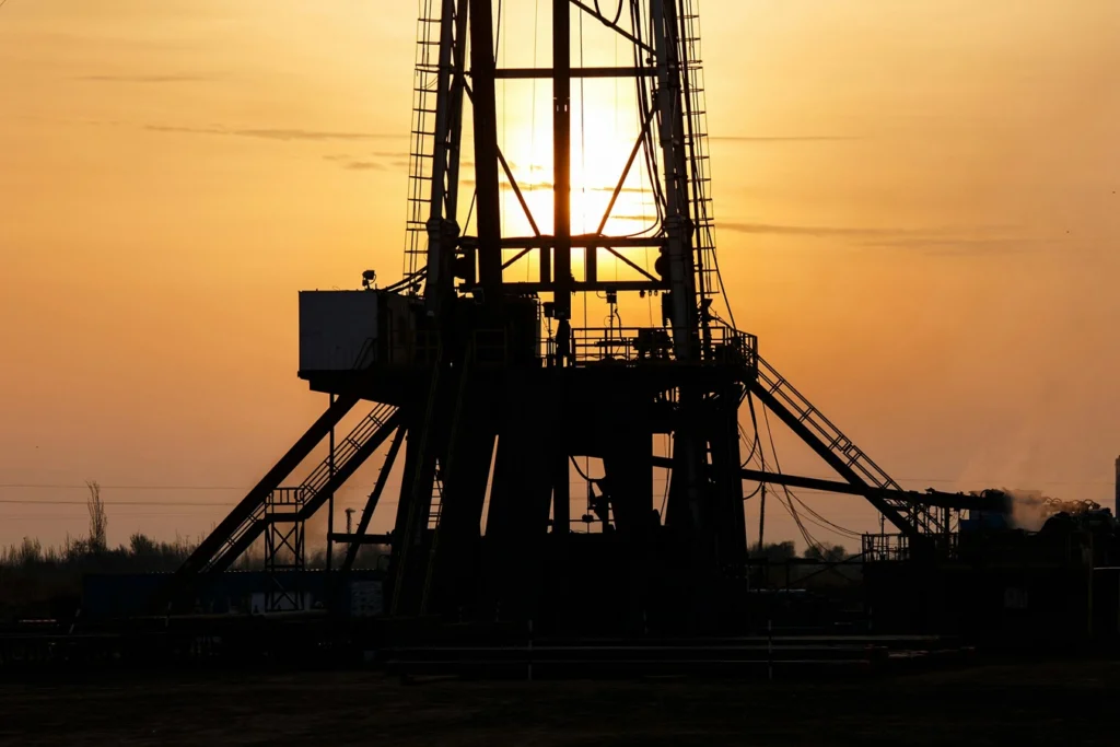Prețul petrolului pe plan internațional a scăzut la cel mai mic nivel din ultimele trei săptămâni