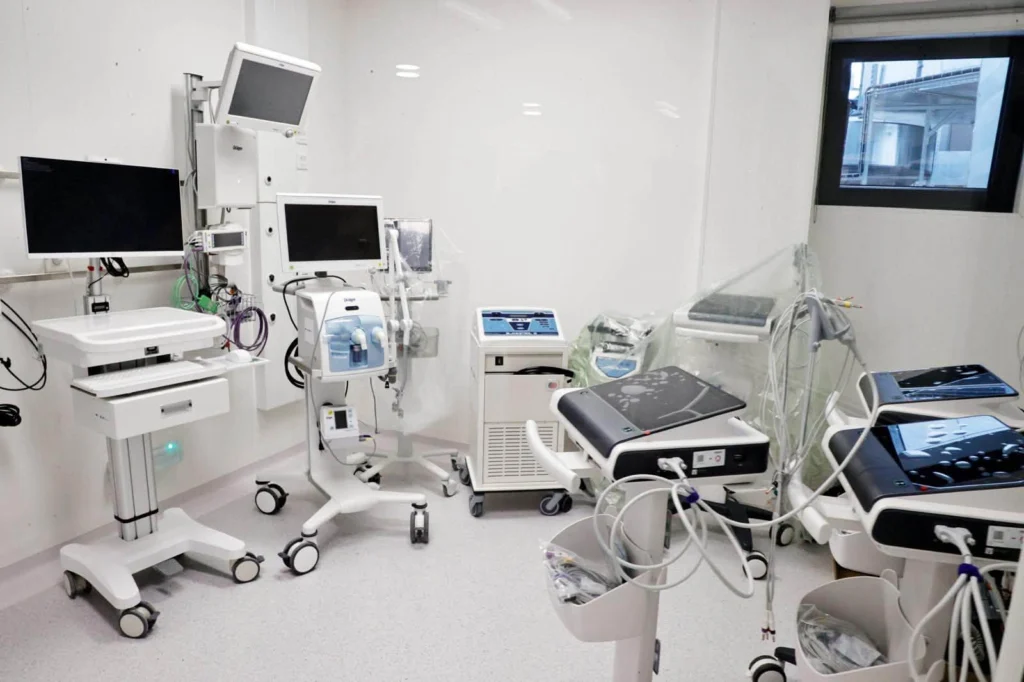 Un centru de neurochirurgie, realizat cu bani din PNRR, a fost inaugurat la Cluj. Bolojan: „Am și o obligație personală, mi-a salvat câțiva prieteni”