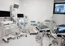 Un centru de neurochirurgie, realizat cu bani din PNRR, a fost inaugurat la Cluj. Bolojan: „Am și o obligație personală, mi-a salvat câțiva prieteni”