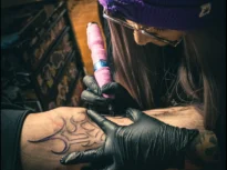 Noi pericole asociate cu tușul din tatuaje, inclusiv din machiajul permanent! Studiu FDA