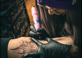 Noi pericole asociate cu tușul din tatuaje, inclusiv din machiajul permanent! Studiu FDA
