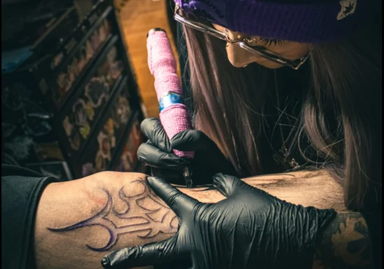 Noi pericole asociate cu tușul din tatuaje, inclusiv din machiajul permanent! Studiu FDA