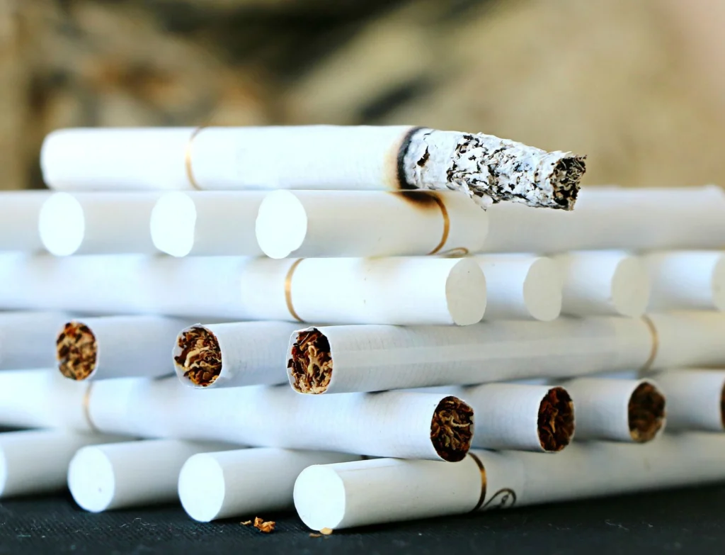 Patru cartușe de țigări la 40 de zile. Reguli noi pentru românii care aduc tutun și alcool din alte țări UE